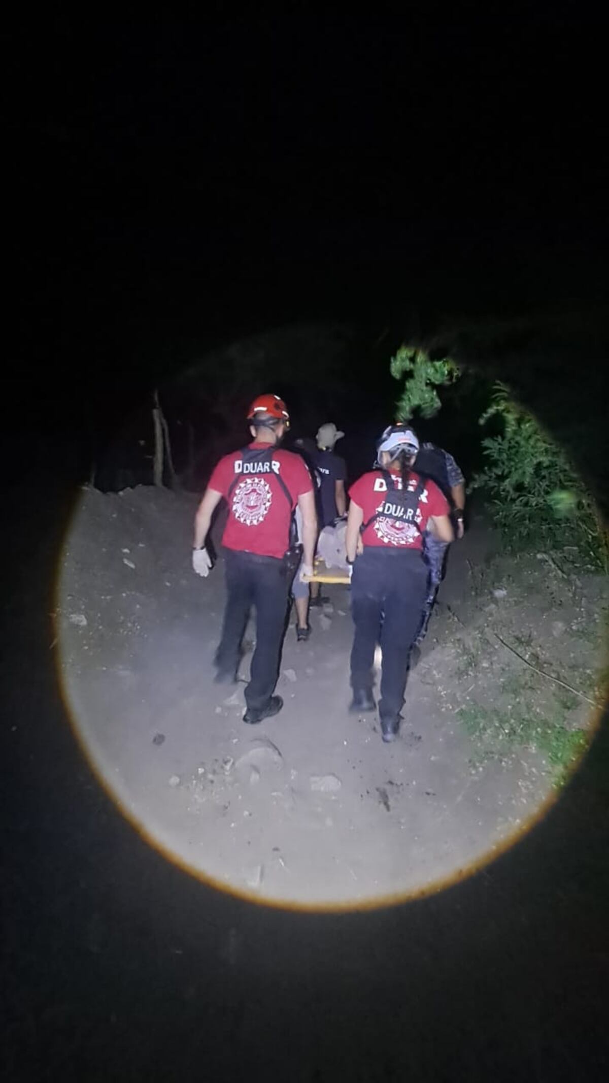Rescate. Personal del Duar prestó asistencia a dos niños en Río Ceballos. (Policía de Córdoba)