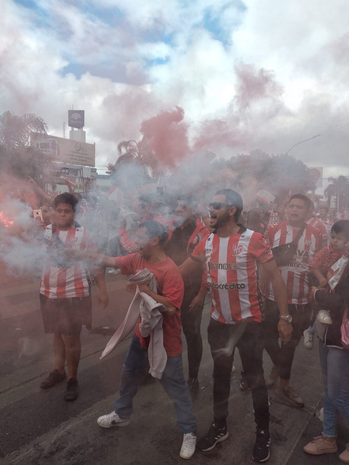 La caravana de fanáticos de la Gloria acompañó, a pie, al colectivo del equipo. Los jugadores cantaron a la par, desde el "bondi".