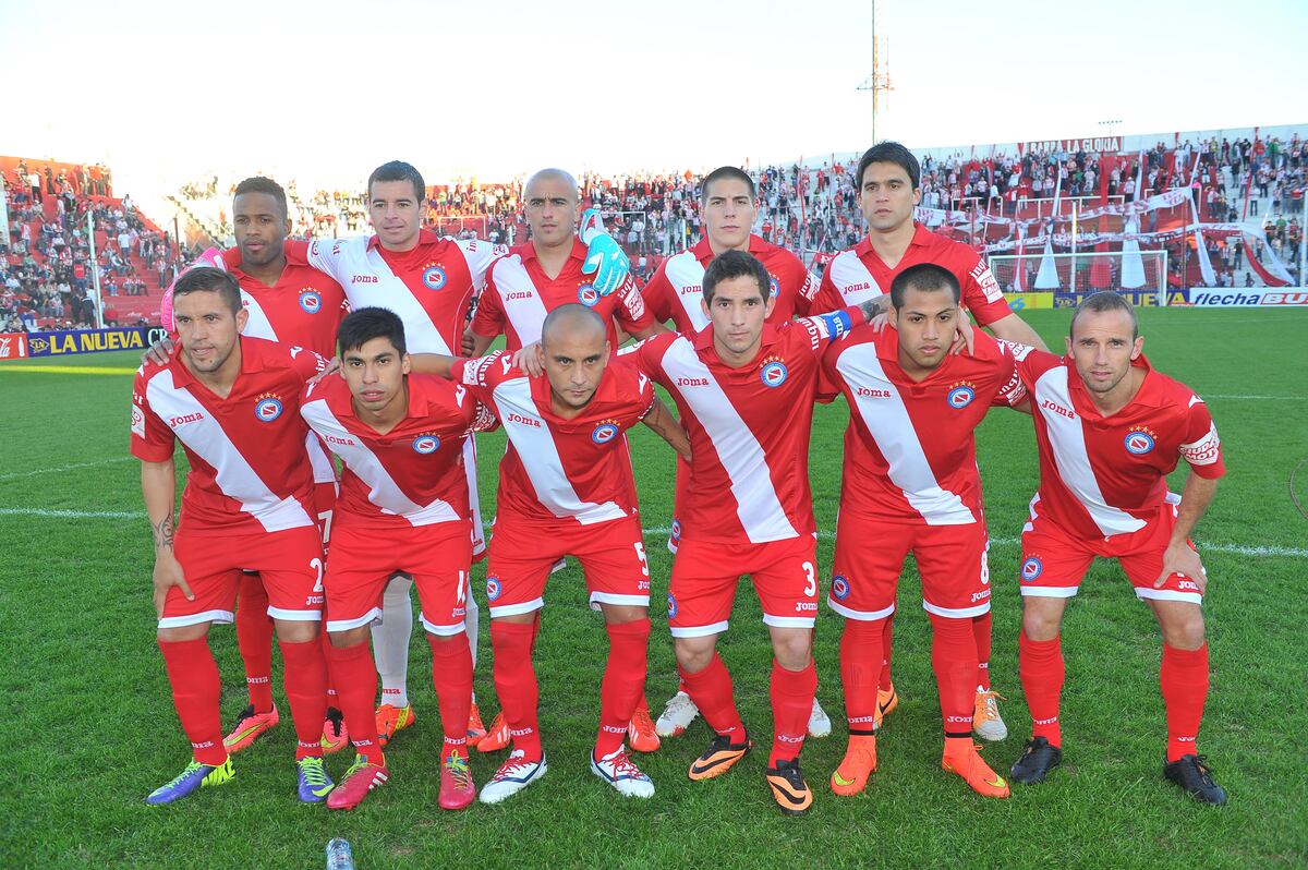 Mariano Guerreiro en aquel equipo de Argentinos que logró el ascenso con Riquelme. (Archivo / La Voz).