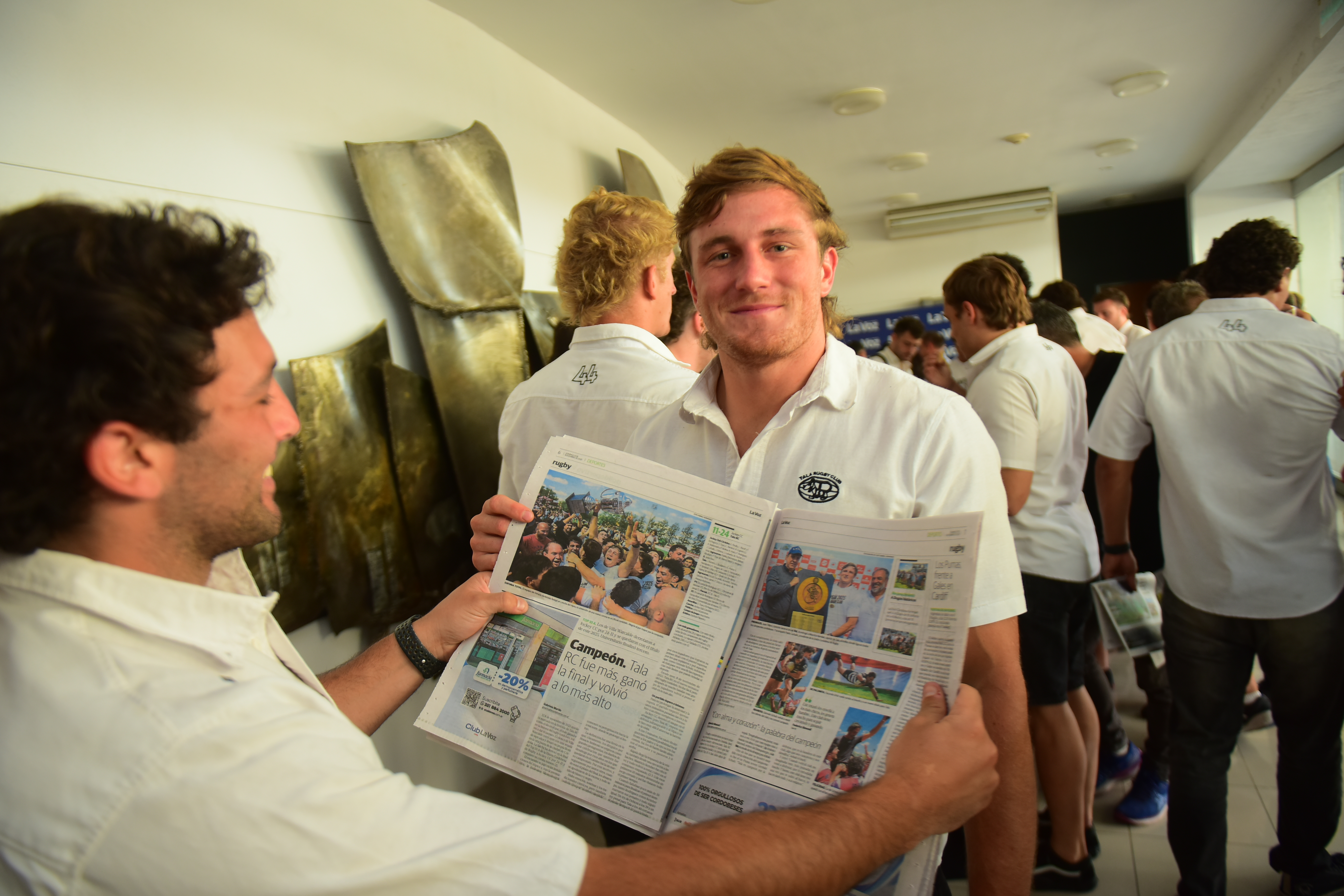 Jugadores y cuerpo técnico del Tala Rugby club participaron  del tradicional brindis en la redacción de la Voz a los campeones. (Javier Ferreyra / La Voz )