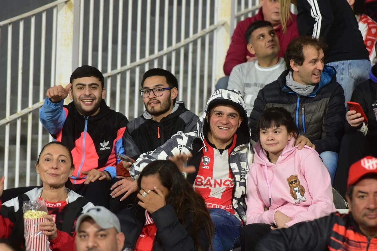 Hinchas de Instituto en la platea Ardiles del estadio Kempes, donde se jugó el partido ante River. (José Gabriel Hernéndez / La Voz)