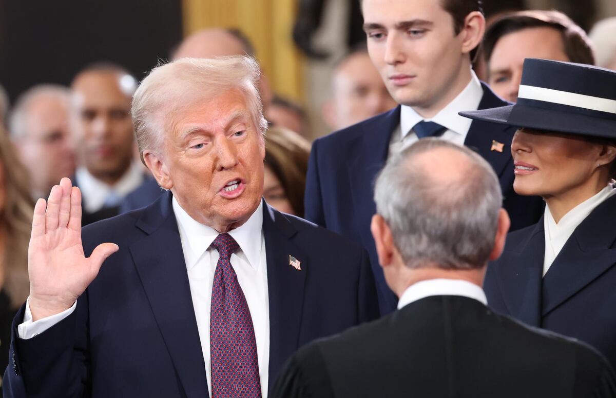 Washington (United States), 20/01/2025.- Donald Trump is sworn in as the 47th US President in the US Capitol Rotunda in Washington, DC, USA, 20 January 2025. EFE/EPA/KEVIN LAMARQUE / POOL