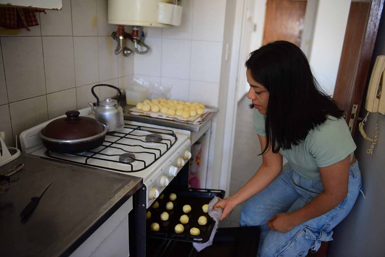 Florencia Veloso (23), estudiante de Psicología en la UNC con su emprendimiento de chipá. (José Gabriel Hernández / La Voz)