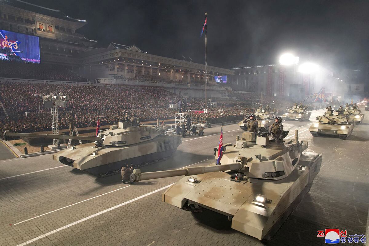 El impresionante desfile militar donde Corea del Note mostró su poderío nuclear. Kim Jong-un volvió a mostrarse con su hija (Fotos AP y DPA).