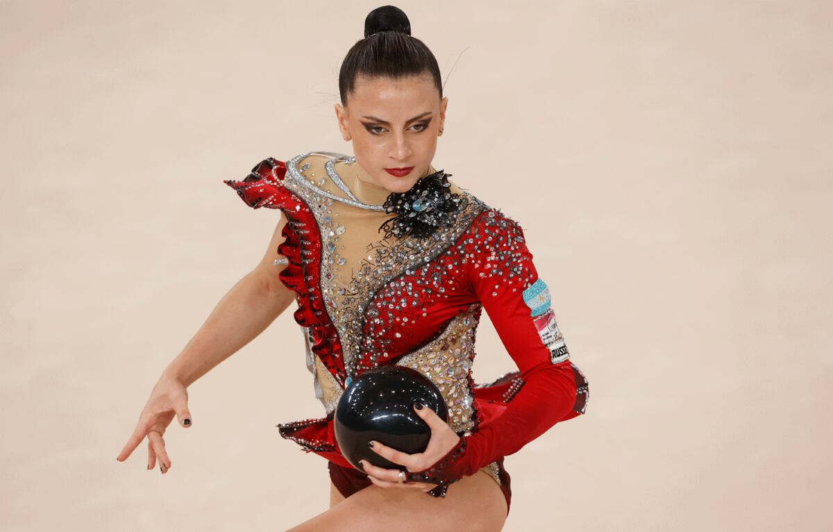 Celeste D'Arcángelo es pura expresividad en su rutina de pelota, musicalizada con Cacho Castaña y Garganta con arena. ( Jorge Loyola/Santiago 2023 via Photosport)