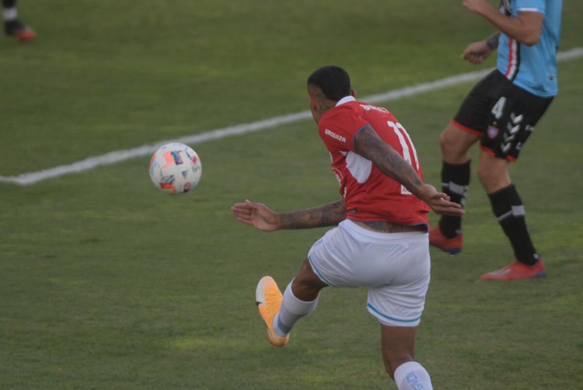 Adrián Balboa, con su potencia, tuvo la primera chance de gol de Belgrano. (Federico López Claro / La Voz)