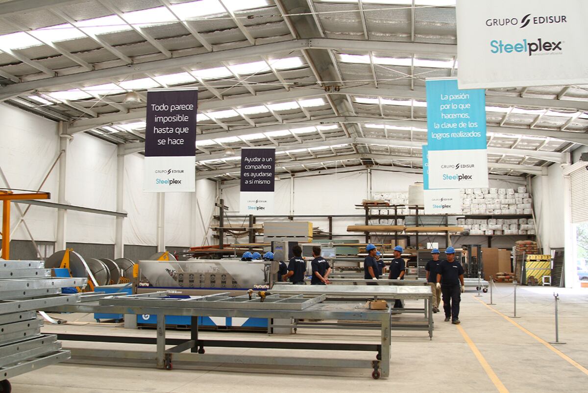 Corralón Steelplex ofrecerá stock permanente y amplio de cielorrasos, estructuras metálicas, aislaciones térmicas, acústicas e hidrófugas de primera línea. Foto: Steelplex / Grupo Edisur