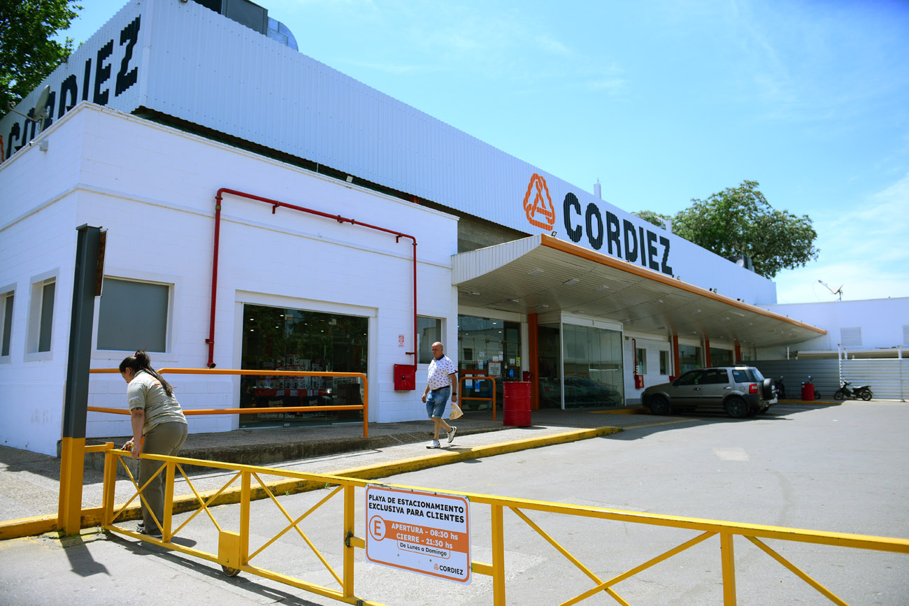 Villa Allende: un operario murió tras caer del techo de un supermercado Cordiez.  Tenía 32 años. Perdió la vida en el acto.  (José Gabriel Hernández / La Voz)
