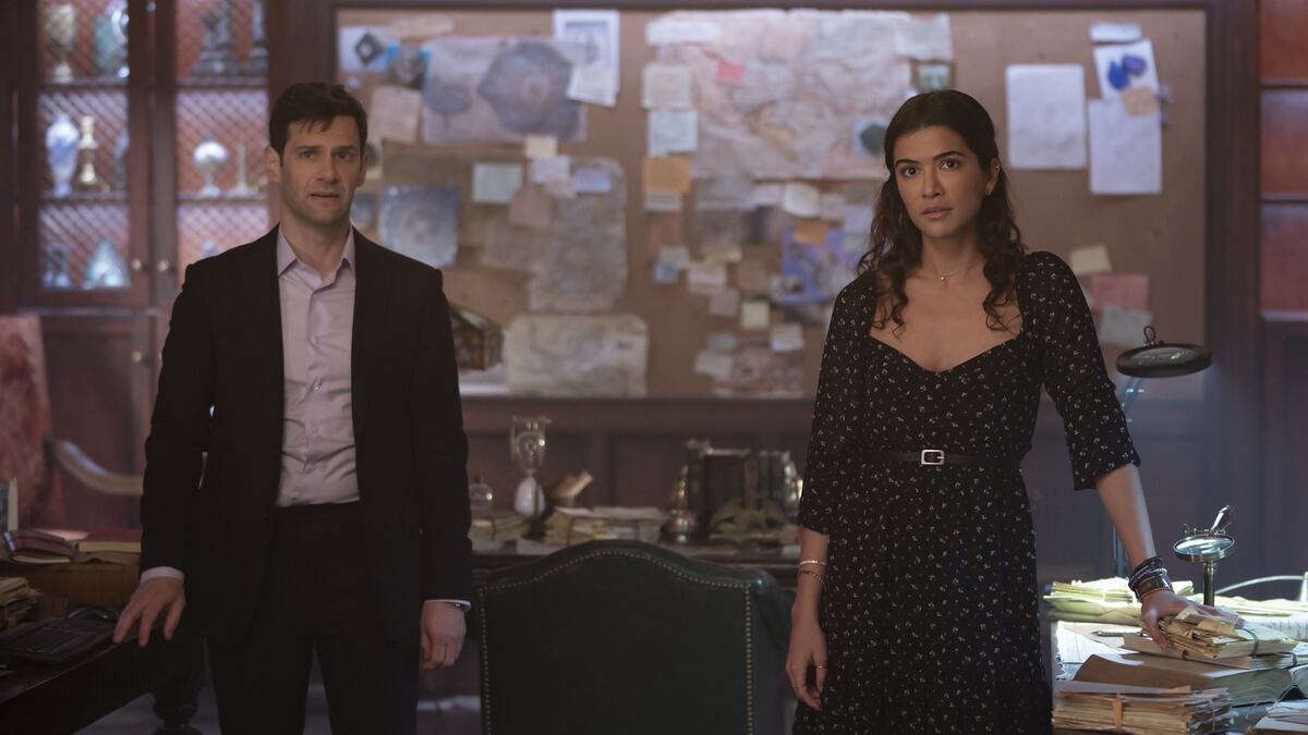 Justin Bartha y Lisette Olivera en la serie de “National Treasure”. Foto: Disney+