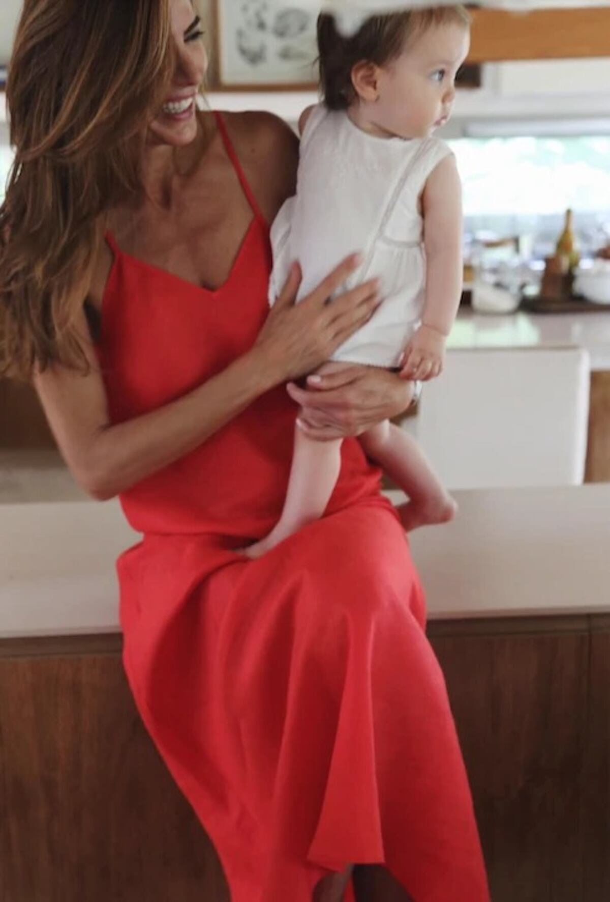 Juliana Awada impone el vestido rojo fluido que será furor este verano