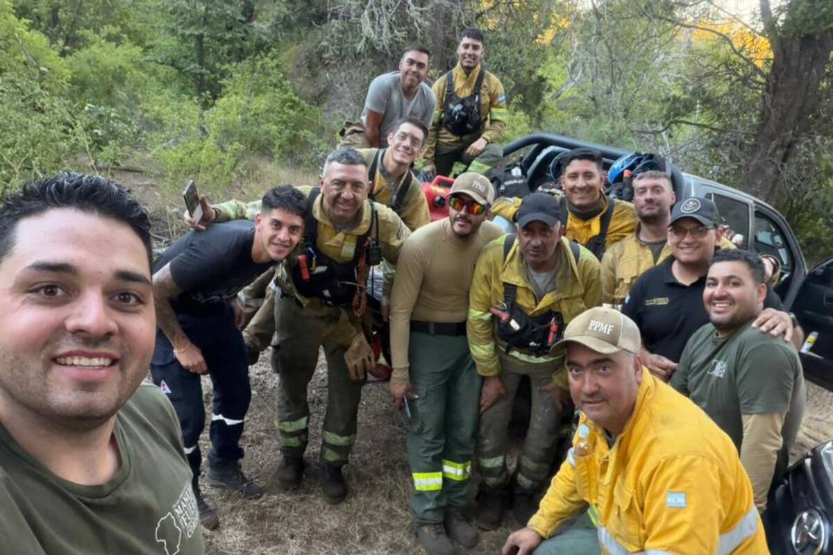 Parte del equipo de los bomberos cordobeses en Chubut. (Plan Manejo del Fuego)