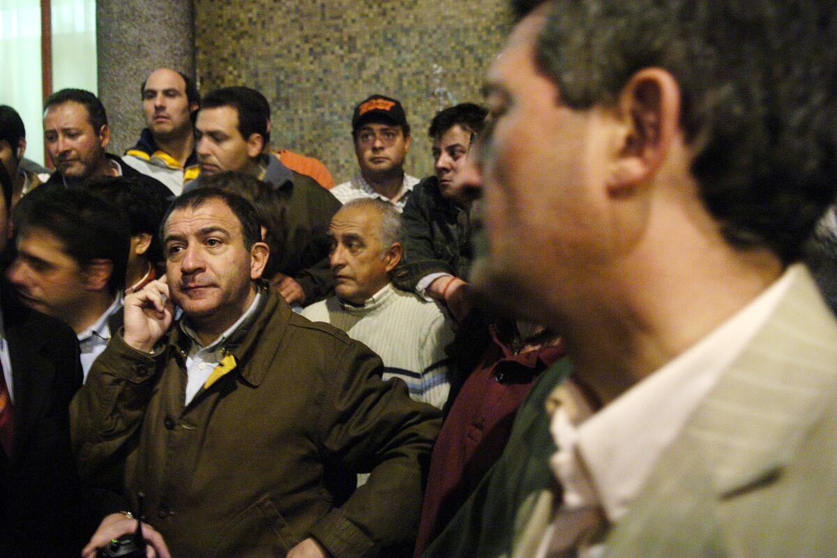 Luis Juez y Daniel Giacomino en la sede del Correo Argentino, la noche del escrutinio de los votos. (Ramiro Pereyra / Archivo)