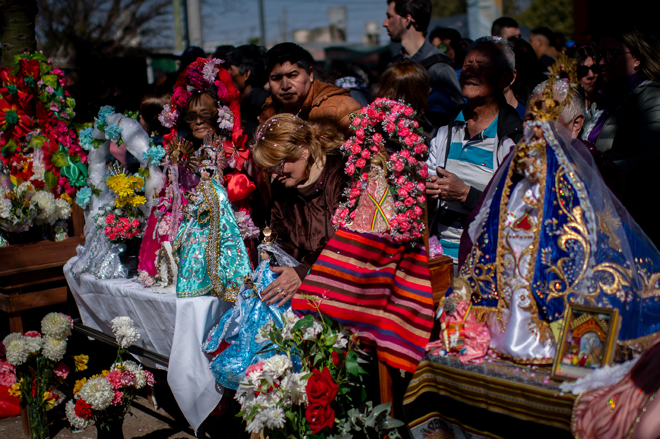 Celebración de la virgen de Urkupiña en Villa El Libertador. Luego del cambio de vestimenta de las vírgenes, los caporales y los músicos llevan los instrumentos y la ropa nueva para que la bendiga el sacerdote. Las vírgenes ya cambiadas van a la iglesia, donde se celebra una misa. Luego, hay una fiesta con comidas típicas de Bolivia. (Pedro Castillo / La Voz)