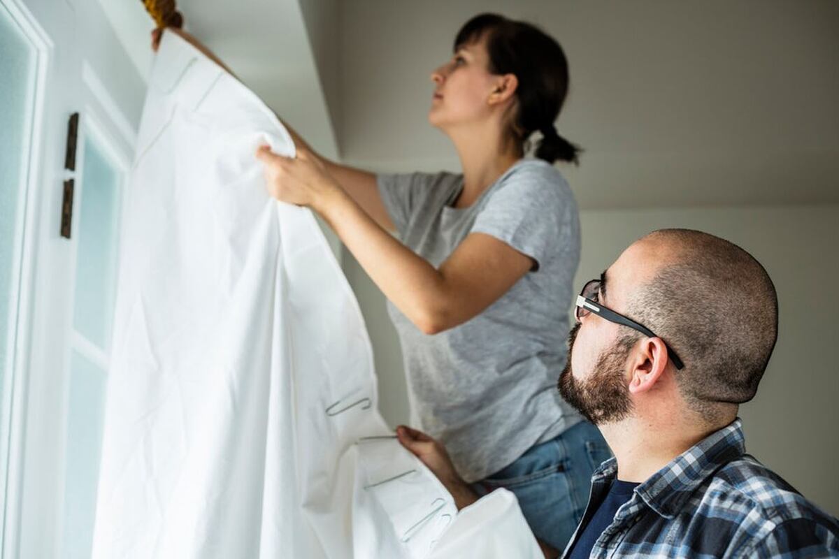 Es un buen momento para cambiar las cortinas más gruesas y oscuras por telas más transparentes y claras. Foto: Freepik / Grupo Edisur.
