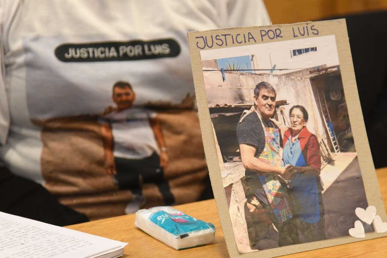 Juzgan a dos hombres que mataron a otro tras un asalto en barrio San Felipe de Córdoba. La víctima fue Luis Humberto Prado (67). Los acusados son: Alexis Gustavo Bustos (22) Cristian Agustín González Prado (18). (Ramiro Pereyra / La Voz)
