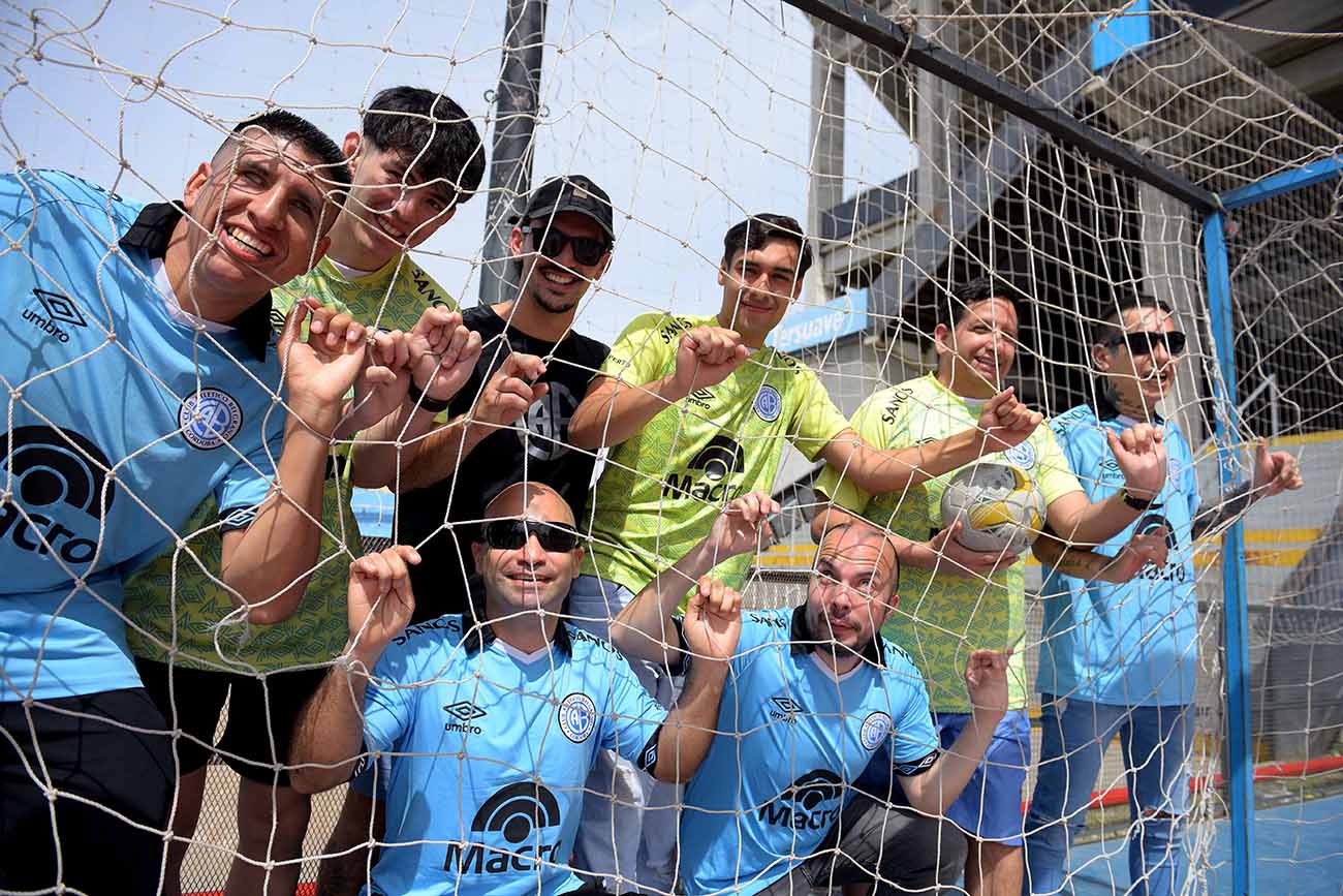 BELGRANO PIONERO. El plantel de fútbol de ciegos del club organizó un encuentro de camaradería para Pirañas, su adversario por la Copa Oro. (José Gabriel Hernández / La Voz)