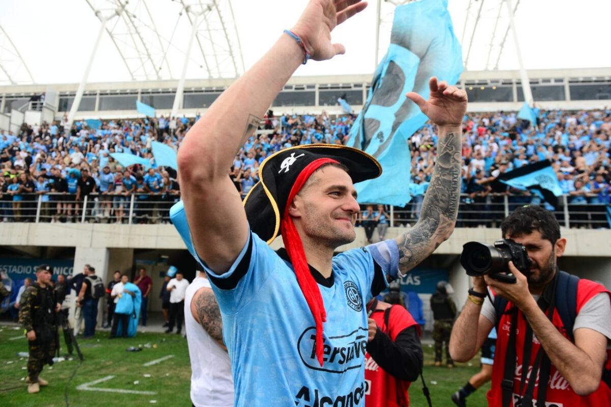 Pablo Vegetti mostró su emoción y festejó con la hinchada tras la consagración. (José Hernández/ Enviado especial a San Nicolás)