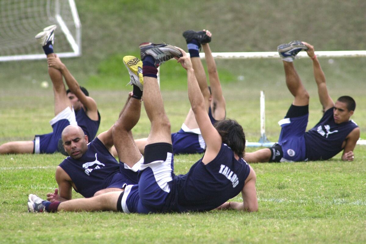 Mauricio Serna y Emmanuel Giménez en la cancha auxiliar del entonces Chateau Carreras. "Chicho" era un consagrado que llegó a la "T" en 2004 y fue protagonista de una gran campaña, aunque al final hubo descenso. "Emma" había debutado hacía poco y el parecido físico y futbolístico de ambos disparaba la relación para ambos volantes centrales de Talleres.