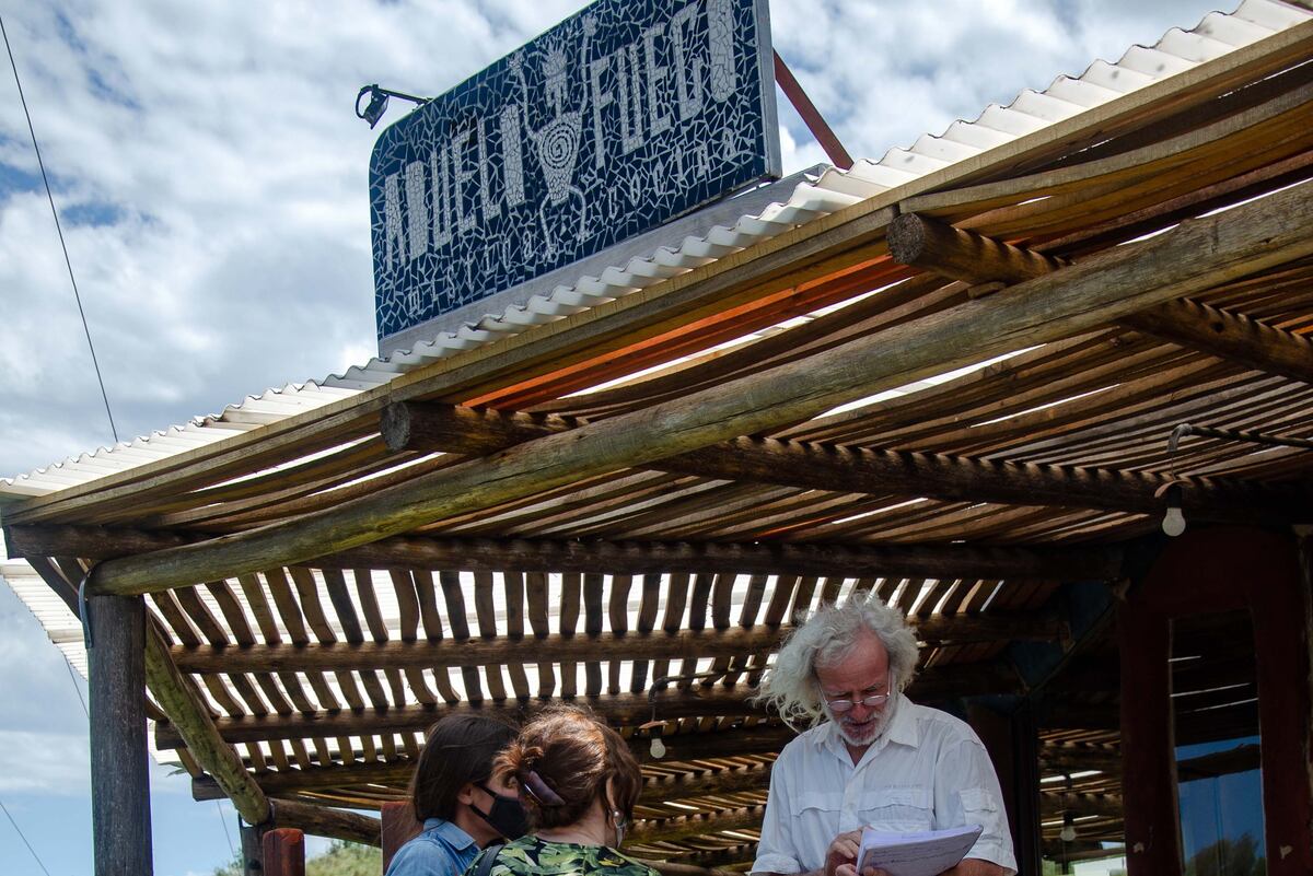 Abuelo Fuego, atendido por uno de sus dueños. Foto: Gentileza Evelina Quinteros