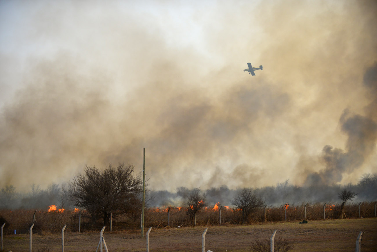 Se desató un incendio en el predio del Ejército al lado de la avenida Circunvalación, frente a la concesionaria Autocity. (Nicolás Bravo / La Voz)