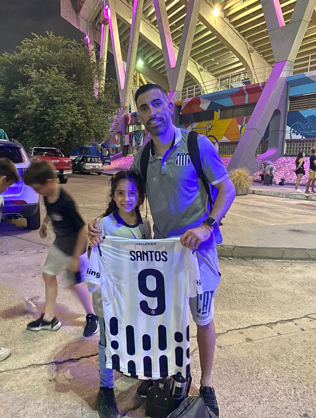 Antonella tiene ocho años y siempre le regala caramelos a Michael Santos, delantero de Talleres. (Foto gentileza de la familia Salgado)
