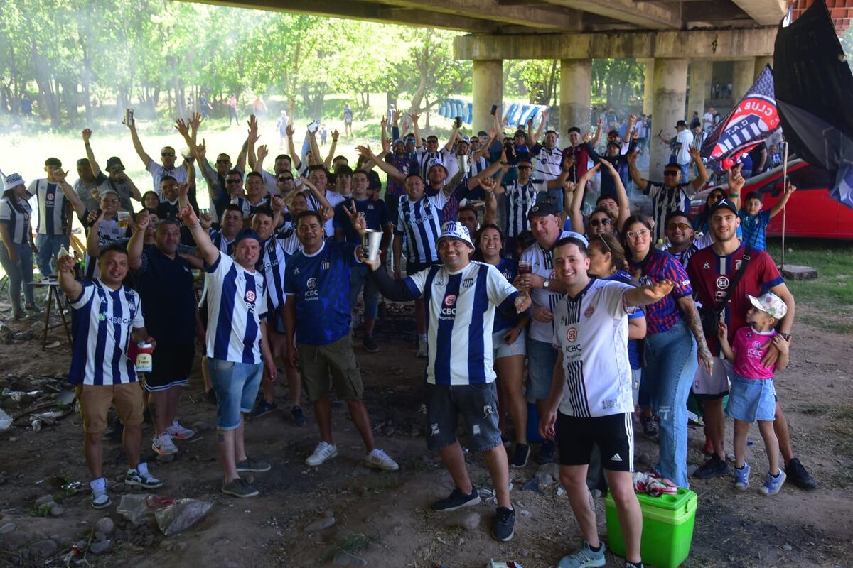 El color del clásico entre Talleres y Belgrano. (Ramiro Pereyra / La Voz).