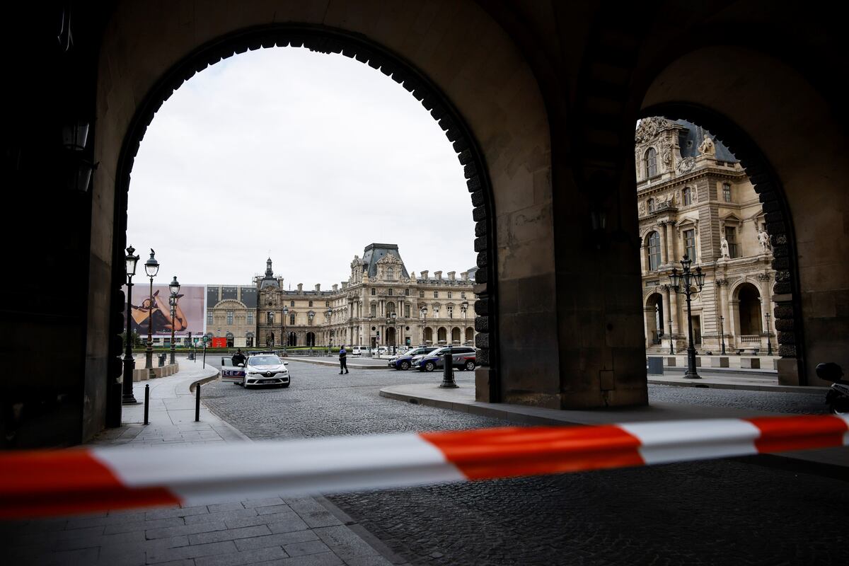 París. Evacúan el museo del Louvre por amenazas (AP).