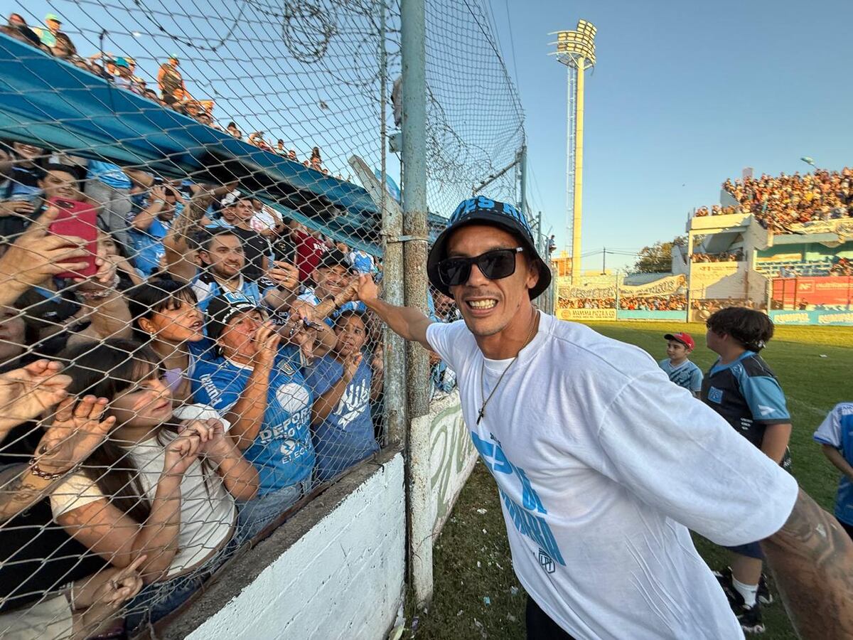Festejos de los jugadores de Estudiantes de Rio Cuarto por el ascenso a la Primera División del Fútbol Argentino en la cancha de Rio Cuarto.