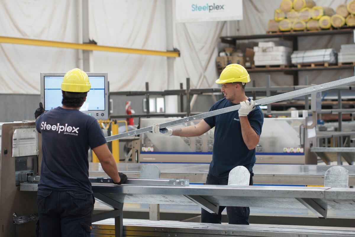 : La fabricación en fábrica permite precisión milimétrica y reducción de tiempos de obra.