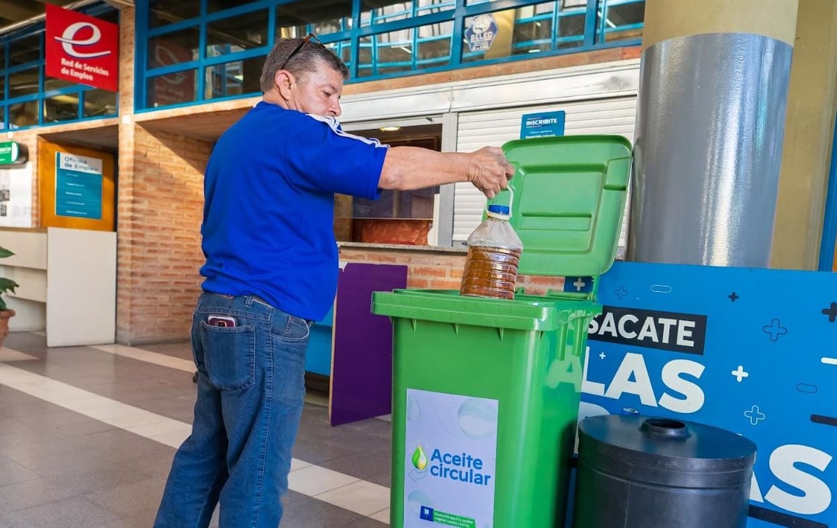 Reciclar aceite en desuso evita la contaminación del agua en grandes cantidades.