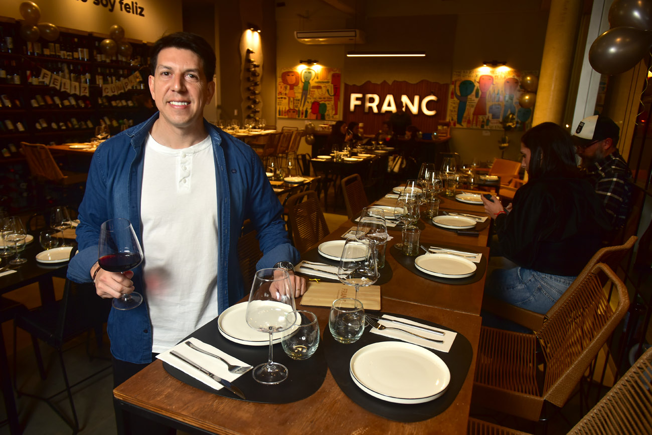 Cristian "Kiki" Cabanillas, dueño del coqueto bar de vinos Franc.  (Nicolás Bravo / La Voz)