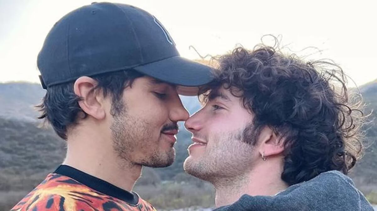 Toni Gelabert y Santiago Talledo, actores de ATAV 2, viven un tierno romance.