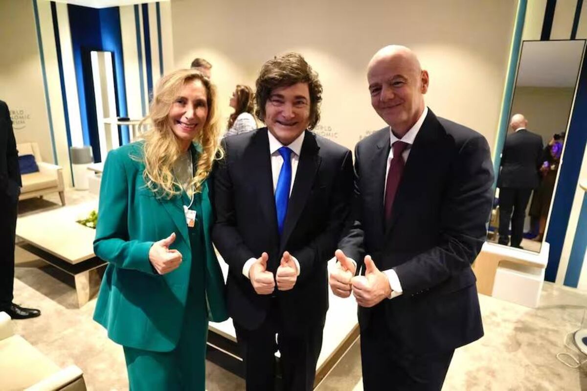 Milei con Karina e Infantino en Davos.