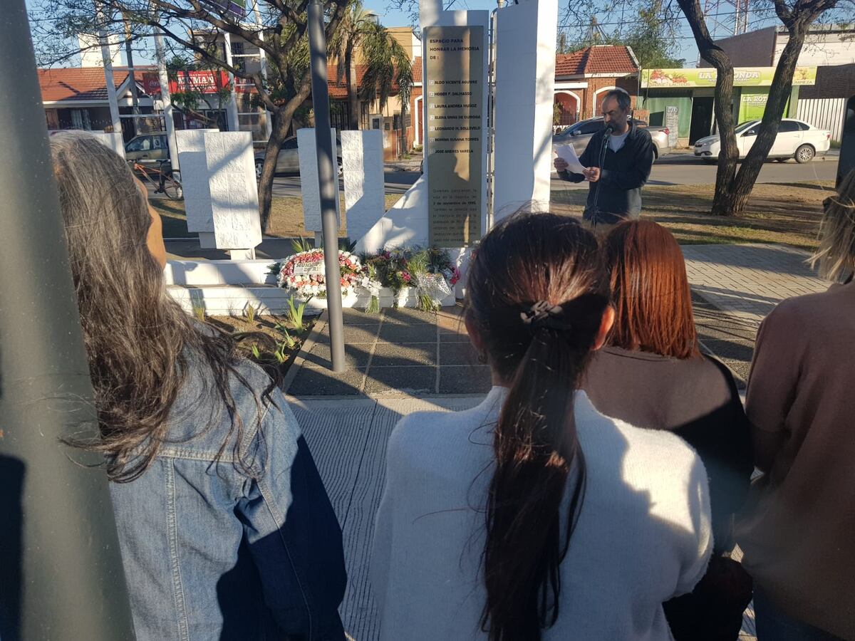 Entrega floral en el monumento que recuerda a las siete víctimas fatales del atentado de 1995. (La Voz)