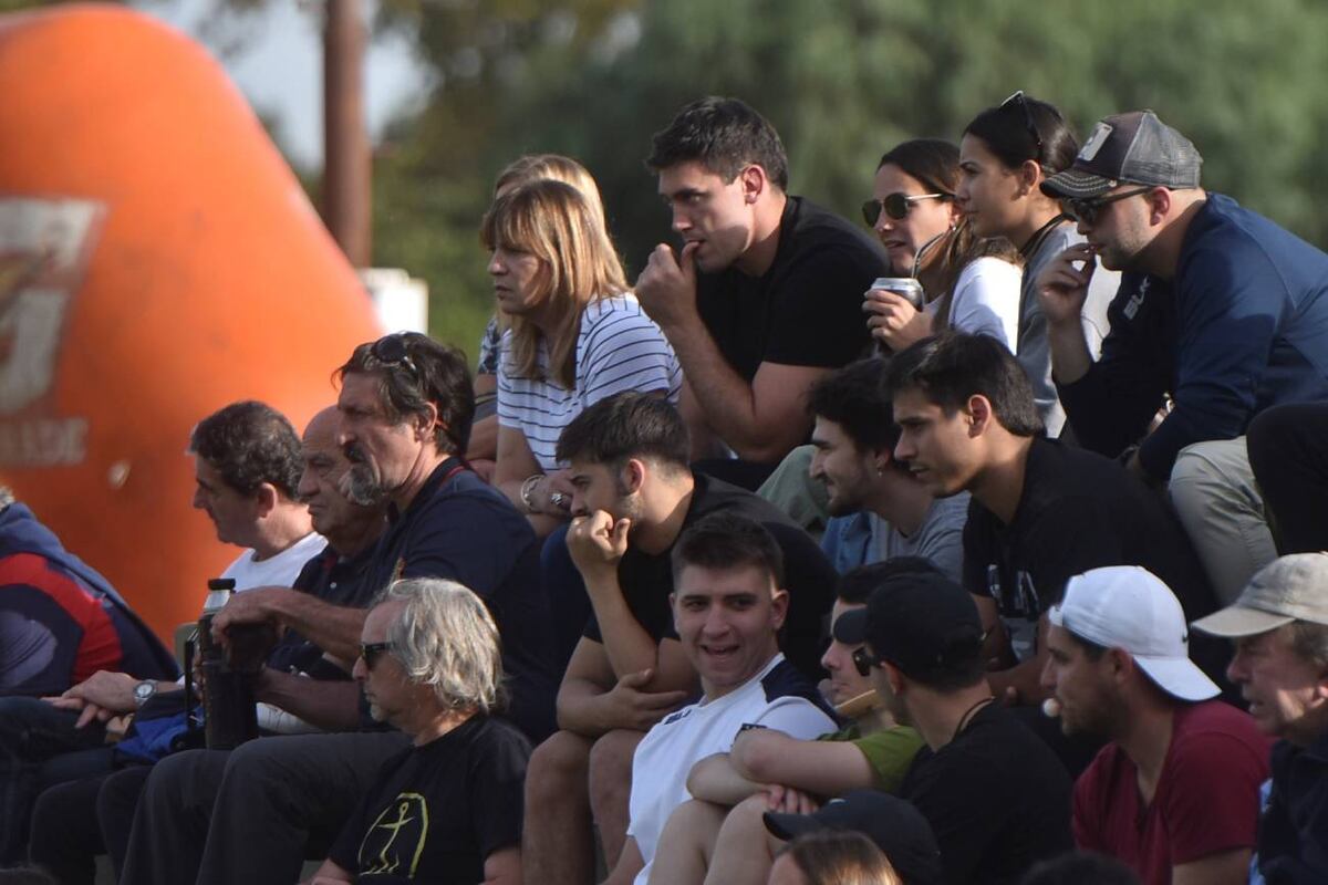 Los Pumas Matías Alemanno y Santiago Carreras presentes en el partido entre Córdoba Athletic y La Tablada, por el Torneo Oficial. (Facundo Luque / La Voz)