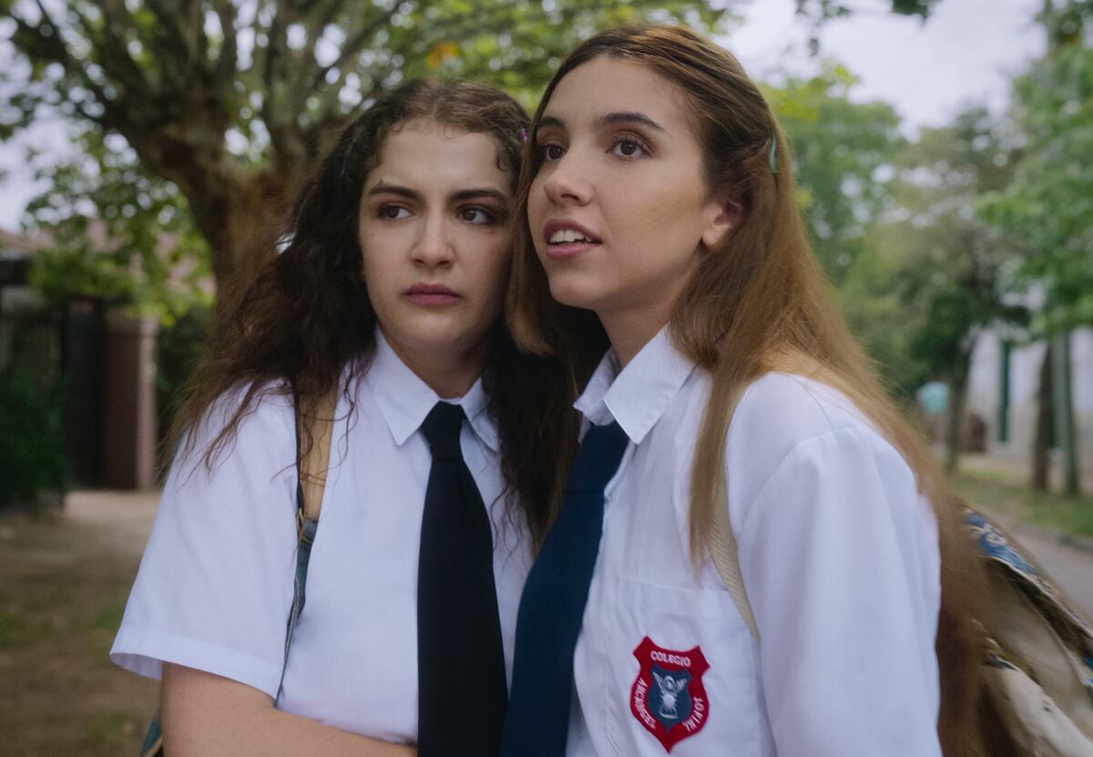 En "Elena sabe" actúa la hija de Érica Rivas: Miranda de la Serna (izquierda). (Johanna Ekonen/ Netflix)