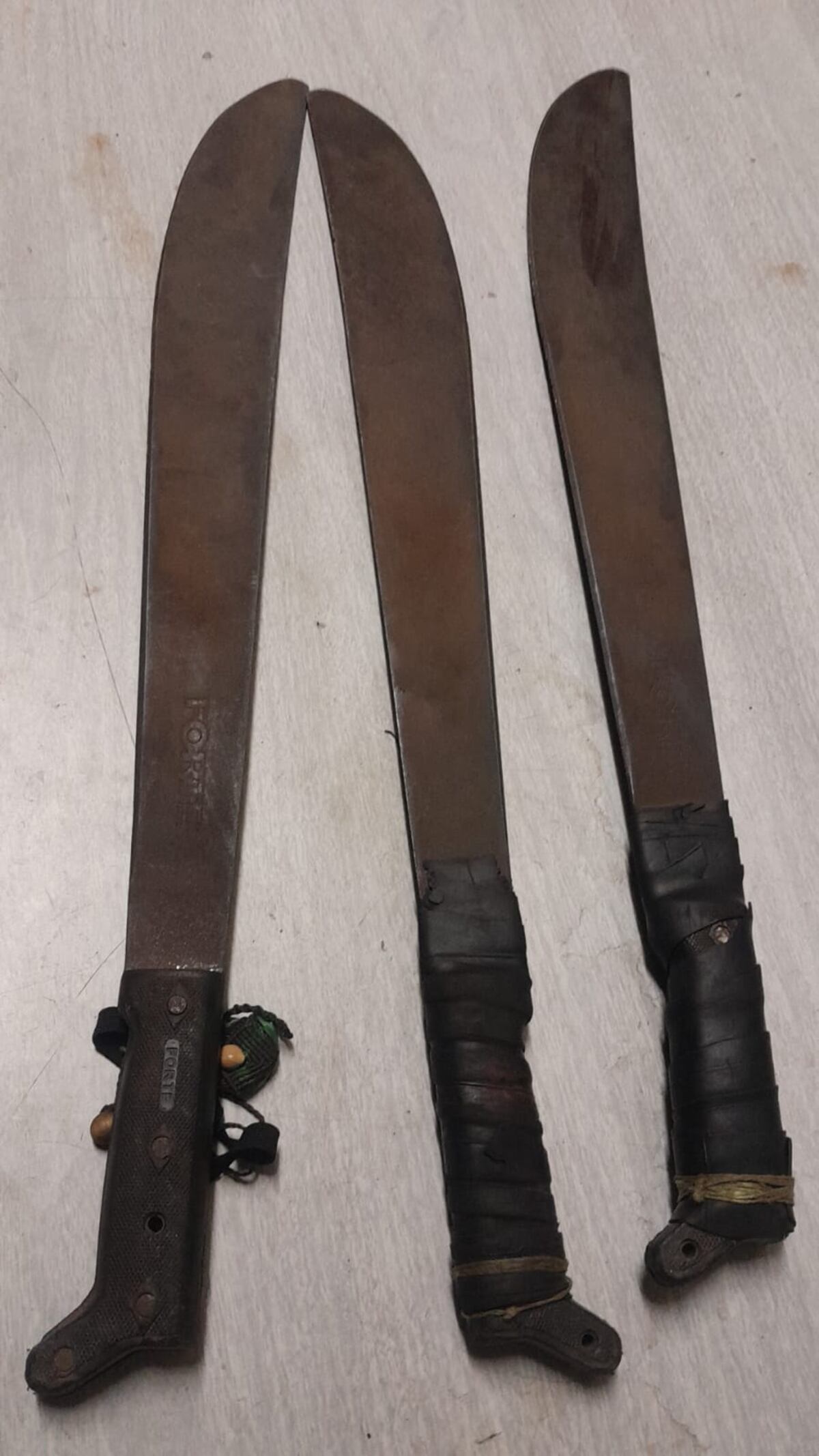 Detuvieron a un hombre de 45 años y se le secuestraron 3 machetes (Prensa Policía de Córdoba).