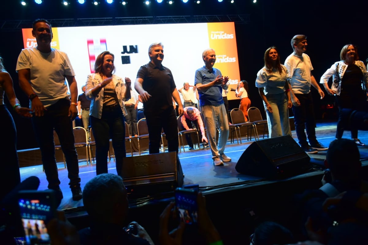 Juan Schiaretti junto a Martín Llaryora en el cierre de campaña de Provincias Unidas, en la Plaza de la Música. (Javier Ferreyra/La Voz)