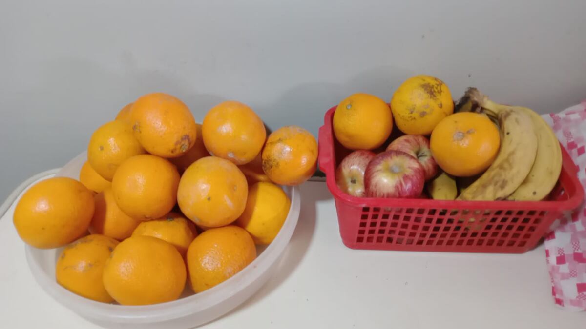 Frutas en el kiosco de la escuela de barrio Sachi.