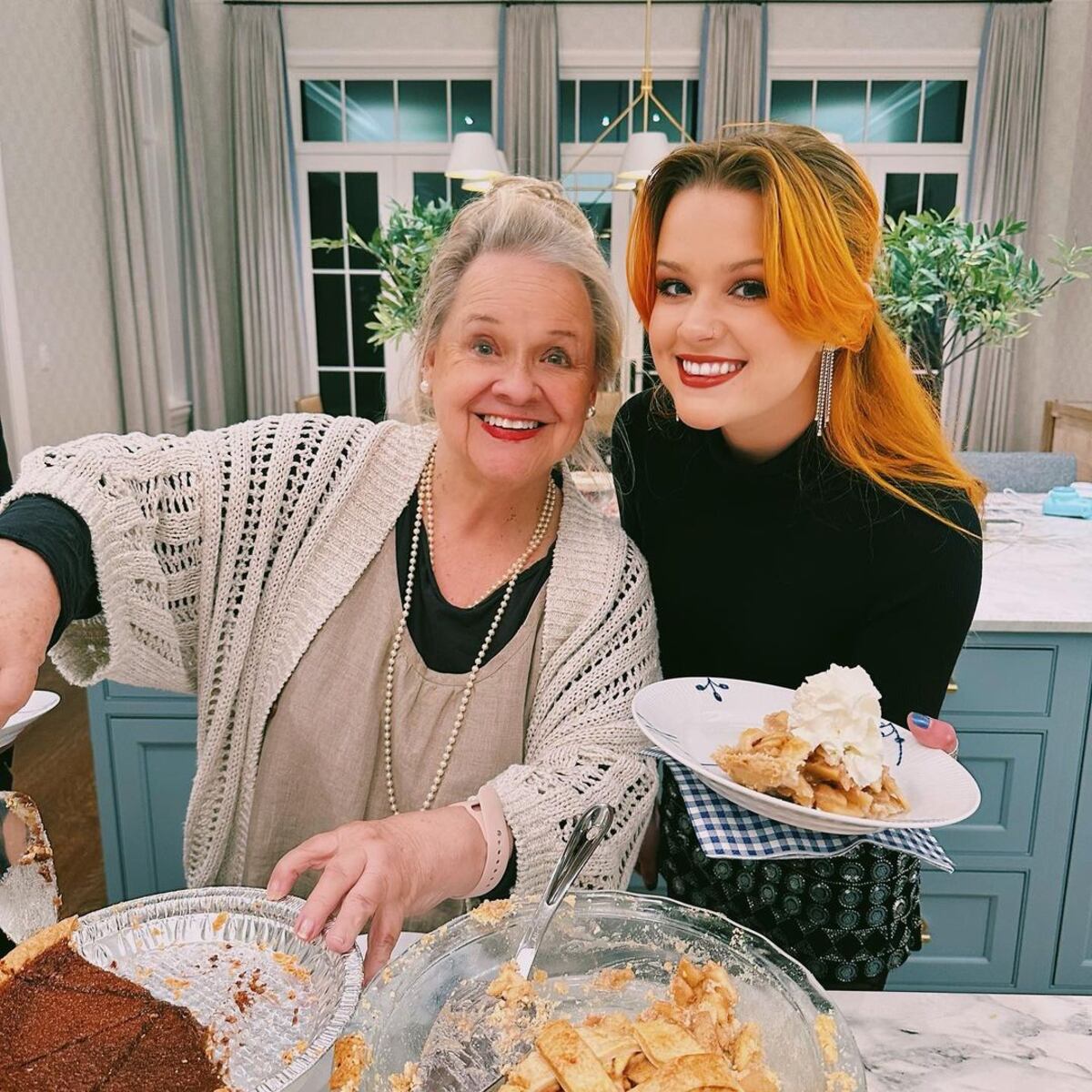 Ava y su abuela, la madre de Reese. (Instagram Ava Phillippe)