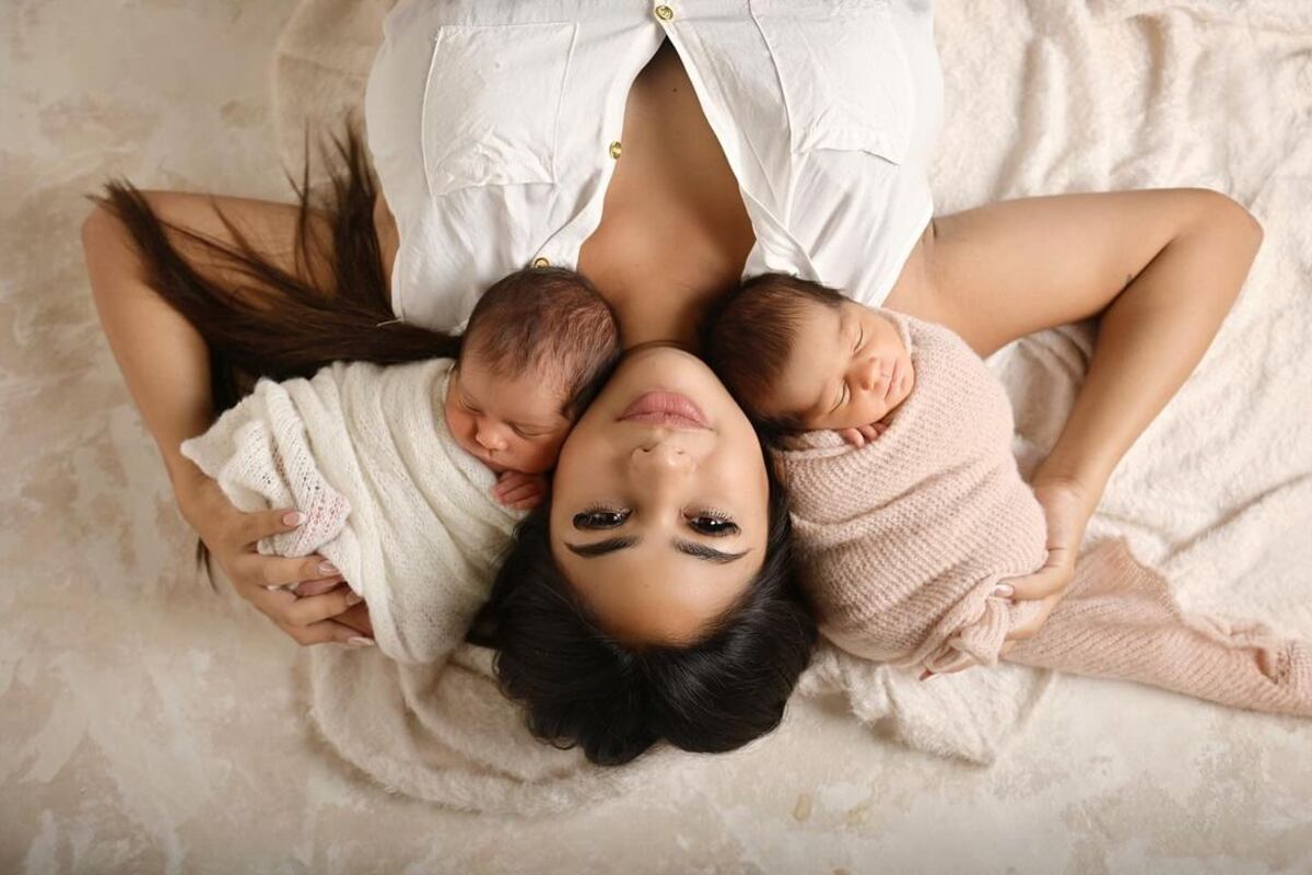 Daniela Celis y Thiago Medina mostraron por primera vez el rostro de sus bebés. (Instagram Daniela Celis)