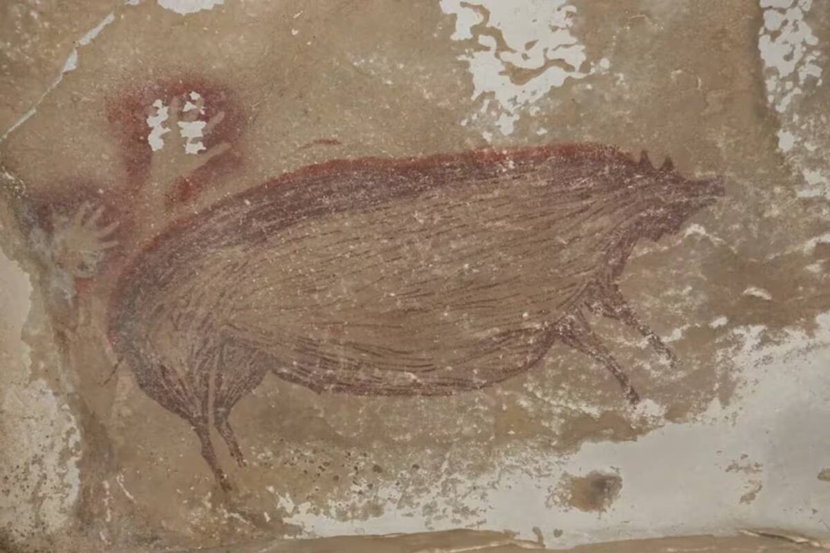El equipo ya había descubierto en 2019 una escena de caza en otra cueva cercana que entonces se estimó en 44.000 años de antigüedad. (Nature)