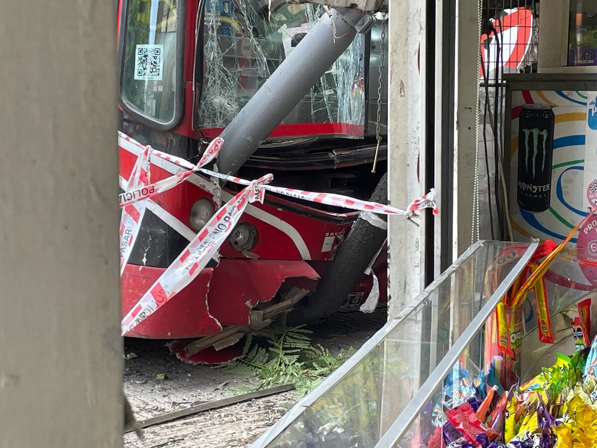 Córdoba: un colectivo sin chofer embistió a dos personas e impactó contra un quiosco sobre bulevar Chacabuco e Illia. (Pedro Castillo / La Voz)