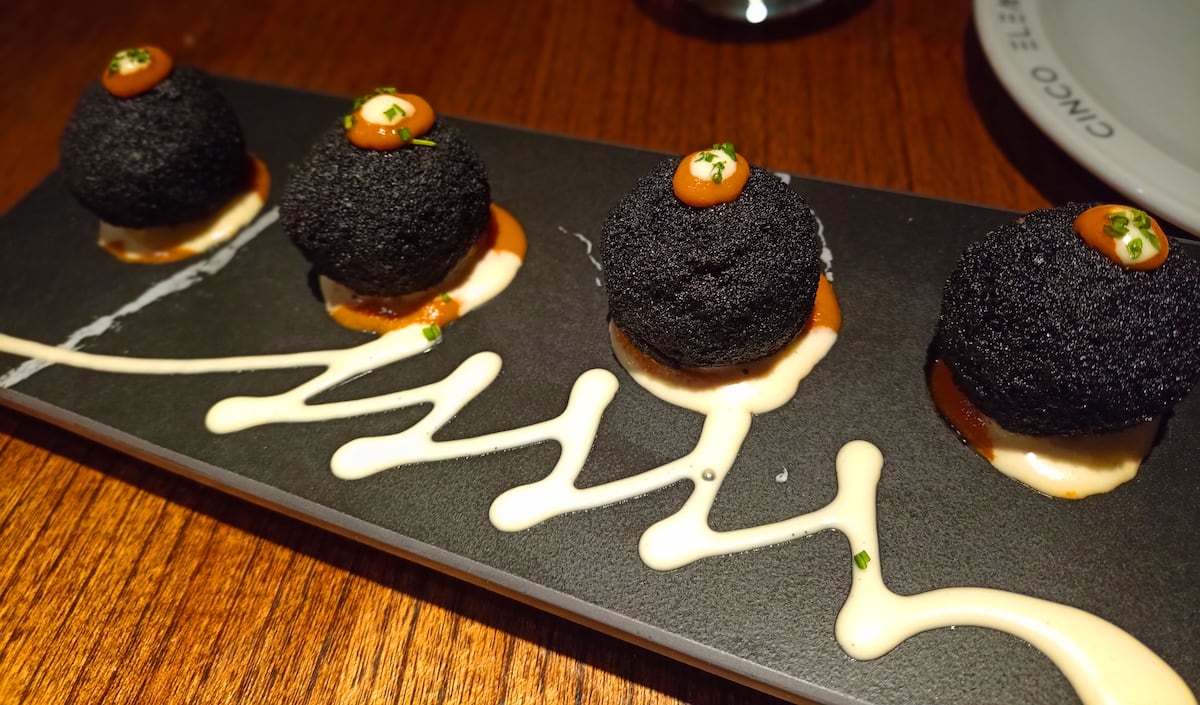 Croquetas en Cinco Elementos, en la avenida Gauss.