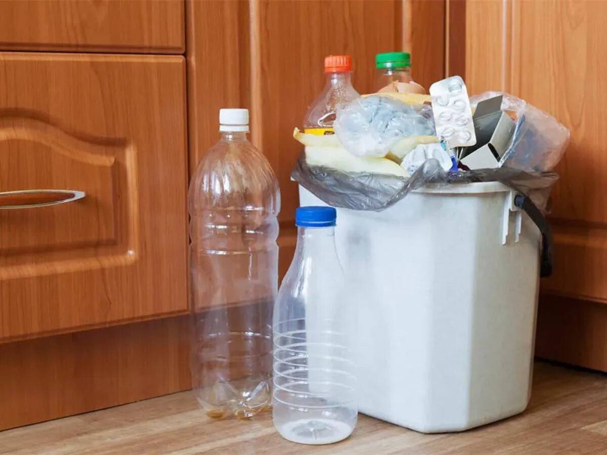 Adiós al mal olor: por qué conviene poner una hoja de diario en el fondo del tacho de basura