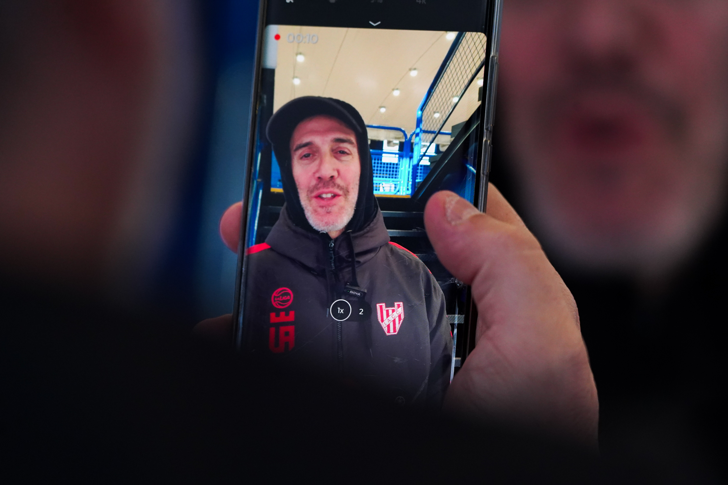 Gustavo Kuzner vive en Los Angeles, se hizo hincha de Instituto y lo alienta en las finales de la Liga Nacional. (Prensa Instituto)