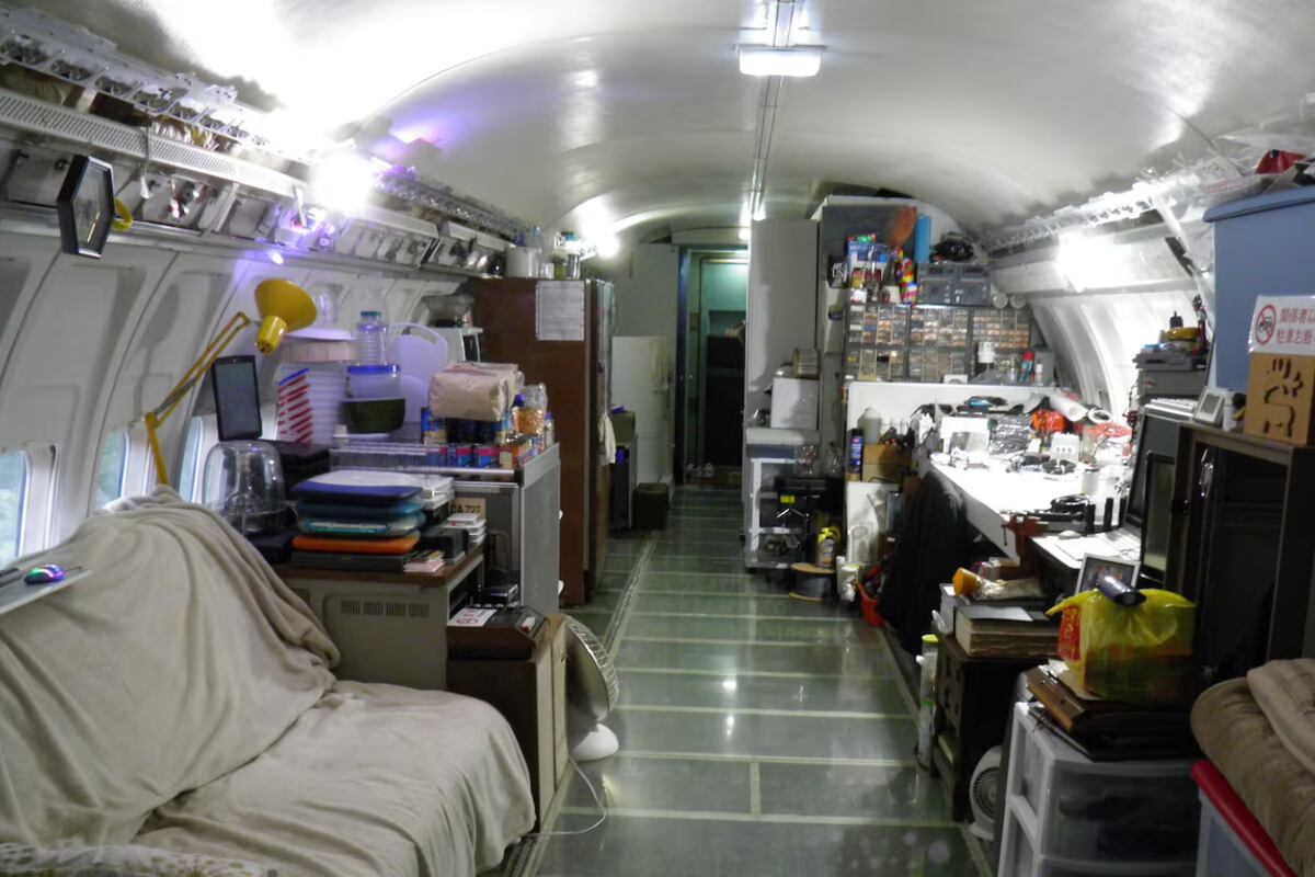 En el interior, Campbell tiene un sillón cama, una cocina básica y una ducha improvisada. (Foto: airplanehome.com)