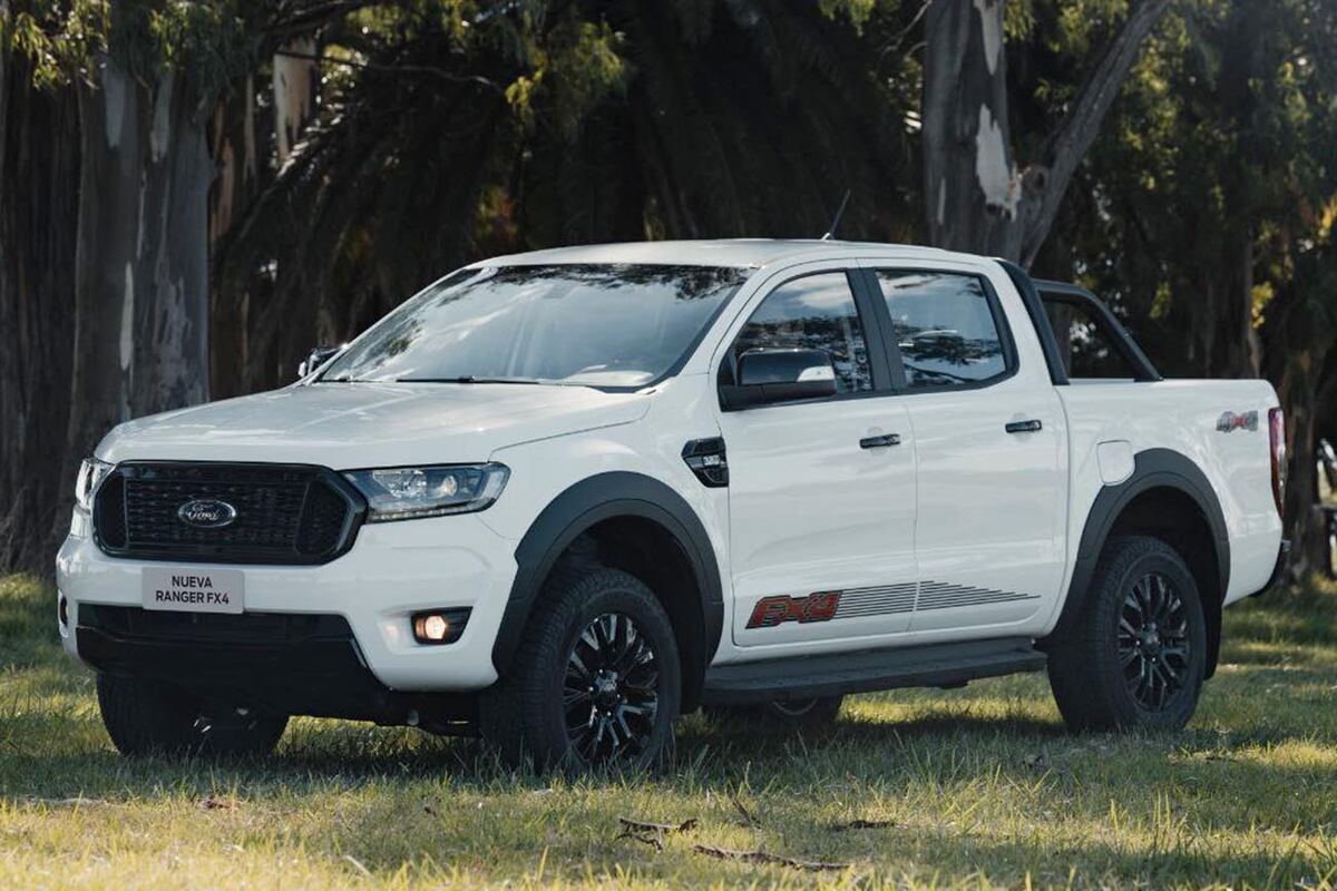 La Ranger FX4 es una nueva versión de la pick-up mediana de Ford con paquetes especiales para off-road. Se ofrece sólo con el motor Puma 3.2 turbodiesel de cinco cilindros (200 cv y 470 Nm), combinado con caja automática de seis velocidades.