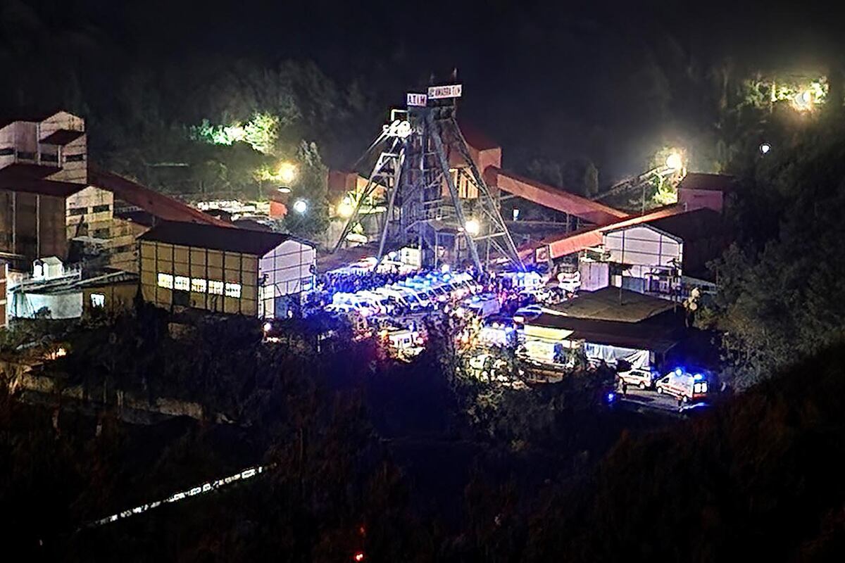 Los familiares de uno de los mineros muertos en la explosión de una mina de carbón lloran durante su funeral frente a una mezquita en Amasra, en la provincia costera de Bartin, Turquía, en el Mar Negro, el sábado 15 de octubre de 2022. Había 110 mineros trabajando en la mina cuando la explosión ocurrió el viernes por la noche en la mina de propiedad estatal Turkish Hard Coal Enterprise en Amasra. (Foto AP/Khalil Hamra)
