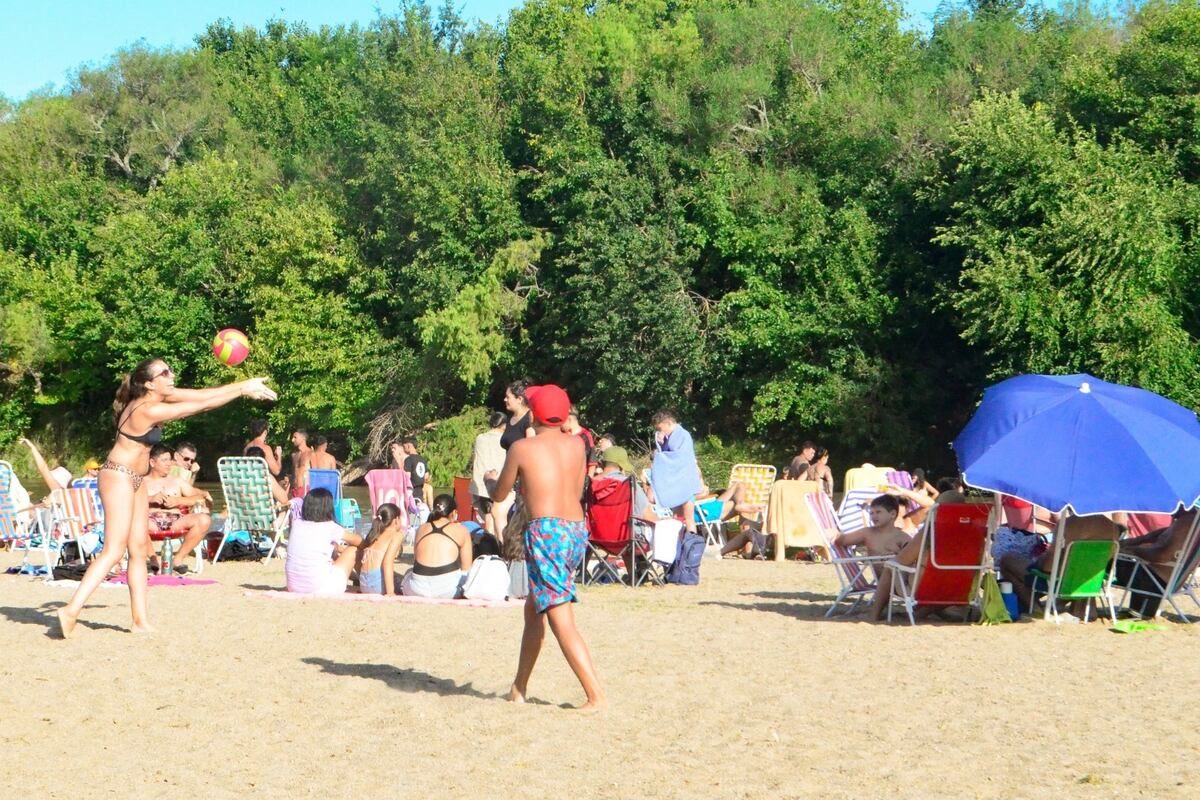 El río es uno de los espacios más elegidos para disfrutar del verano